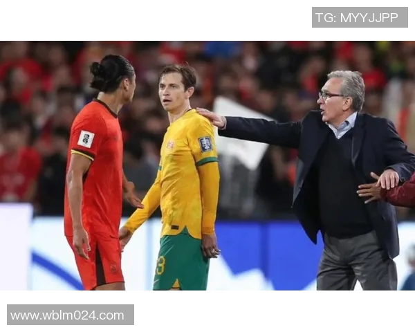 足球场上众星云集他成为焦点 引发球迷热议